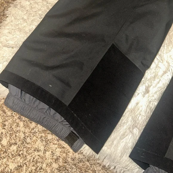 Women’s ski kit complete w/ gently used jacket, pants, leggings, gloves & bag! - Picture 14 of 17